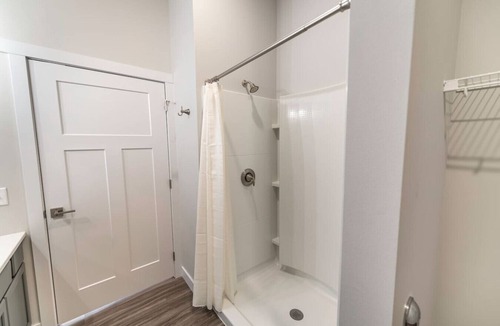 Downtown Eau Claire Apartment | Luxe 2 Bed Suite | Downtown Comfort + Parking