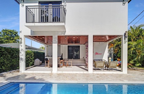 The Roads House | LUXE 4BR - Pool & FirePit - Walk to Restaurants & Bars - 15 mins to South Beach