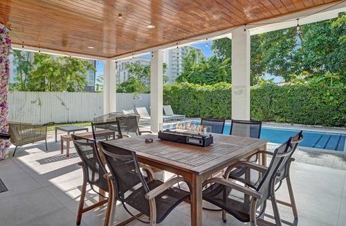 The Roads House | LUXE 4BR - Pool & FirePit - Walk to Restaurants & Bars - 15 mins to South Beach