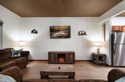 Sevierville Cabin | Luxe Cabin, Sleeps 11, Sauna, Gym, Theater Game