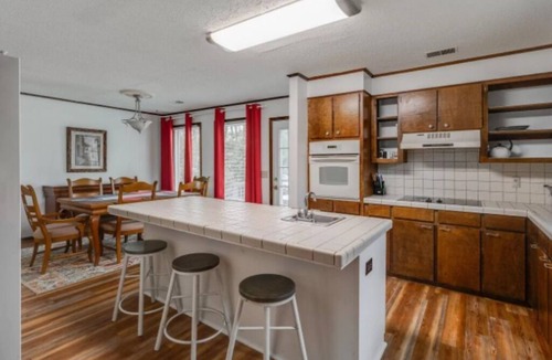 Harbison House | Luxe Cozy Retreat w/King bed, Near Parks and USC