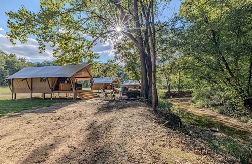 Newport RV Rental | Luxe Creekside Safari Tent|Firepit|HVAC|Spa Bath
