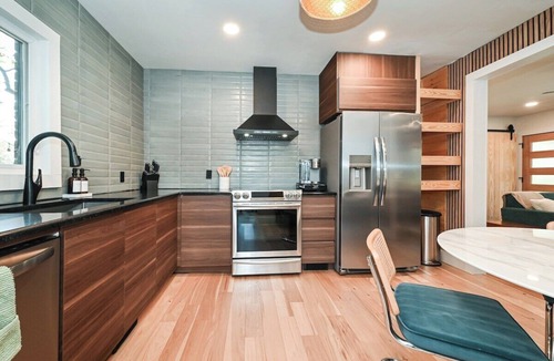 Matthews House | Luxe | Hot Tub | Firepit | Heat Floors | EV | Walk2Matthews