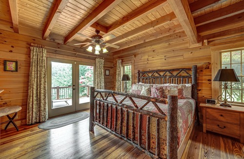 Tate Cabin | Luxe lakefront retreat with fishing dock, deck, firepit, patio & pool table
