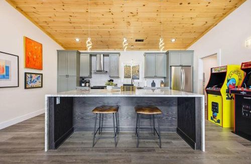 Cherokee House | Luxe Mtn Cabin - Sleeps 9 - Sauna - Hot Tub - Games