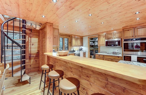 Ridgewood Estates Cabin | Luxe Smoky Mountains Cabin w/Hot Tub & Views!
