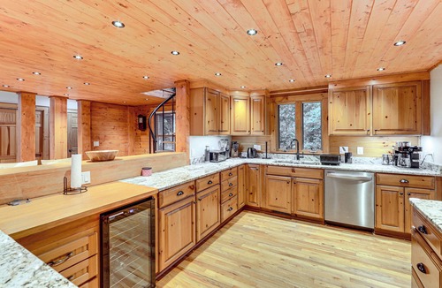 Ridgewood Estates Cabin | Luxe Smoky Mountains Cabin w/Hot Tub & Views!