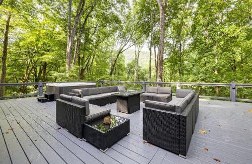 Ridgewood Estates House | Luxe Smoky Mountains Cabin w/Hot Tub & Views!