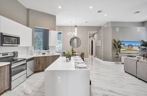 Downtown Hollywood House | Luxurious 6BR Close to Beach with Pool/Game Room