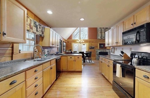 Sylva House | Luxurious cabin w/private hot tub, firepit and great views - dogs allowed