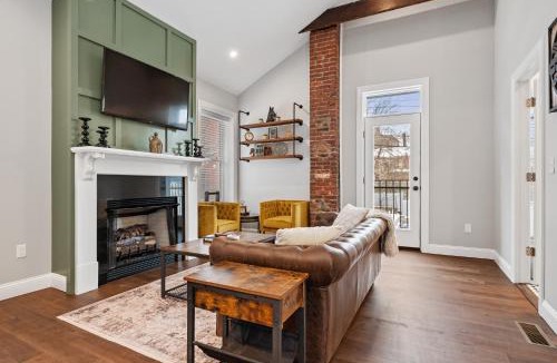 Manchester House | Luxurious Design | Easy Access to Downtown Pittsburgh | Sleeps 4