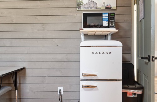Tellico Plains Hotel | Luxurious Inn Next to the Mountains and the River, The Cole Room 9B