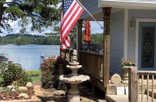 Dawsonville House | LUXURIOUS LAKEFRONT HOME, UNOBSTRUCTED VIEWS OF LAKE LANIER, NEAR ATTRACTIONS