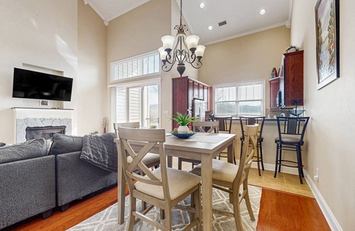 Andersonville Condo | Luxurious Lakeside Retreat with Stunning Views & Resort-Style Amenities