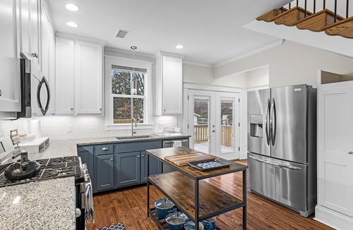 Central Gardens House | Luxurious + Spacious 3 BR In Midtown, LARGE backyard, Near food+Bar