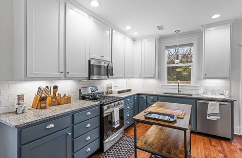 Central Gardens House | Luxurious + Spacious 3 BR In Midtown, LARGE backyard, Near food+Bar