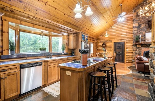 Henryville Cabin | Luxurious Vacation Rental for Groups near Hoosier National Forest, Indiana