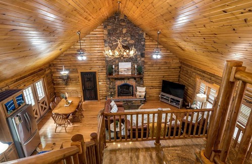 Henryville Cabin | Luxurious Vacation Rental for Groups near Hoosier National Forest, Indiana