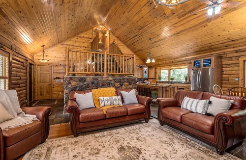 Henryville Cabin | Luxurious Vacation Rental for Groups near Hoosier National Forest, Indiana