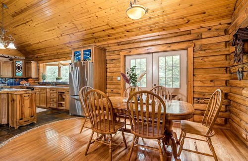 Henryville Cabin | Luxurious Vacation Rental for Groups near Hoosier National Forest, Indiana