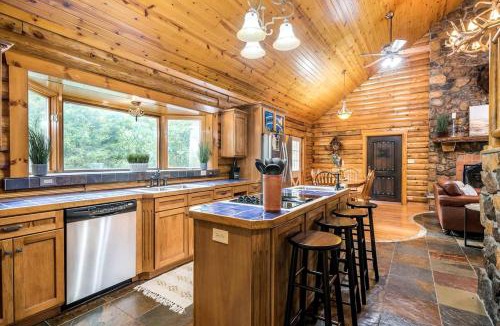 Henryville House | Luxurious Vacation Rental for Groups near Hoosier National Forest, Indiana