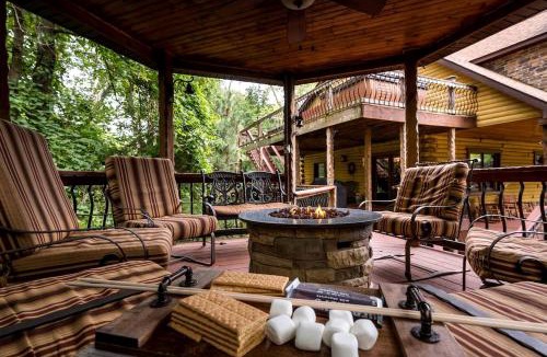 Henryville House | Luxurious Vacation Rental for Groups near Hoosier National Forest, Indiana