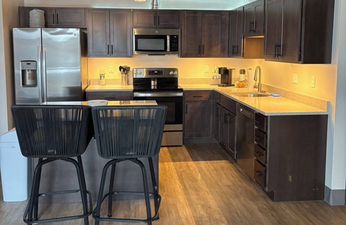 Stuart Condo | Luxury 1-bedroom Condo Downton Wifi, Balcony, Washer/Dryer, Full Kitchen