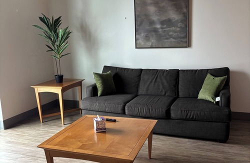 Stuart Condo | Luxury 1-bedroom Condo Downton Wifi, Balcony, Washer/Dryer, Full Kitchen