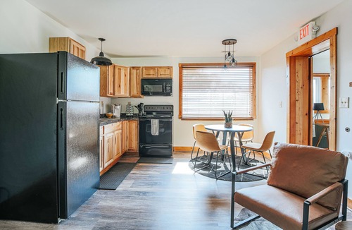 Afton Apartment | Luxury 1-BR Suite near Nelson 151 | Pet-Friendly!