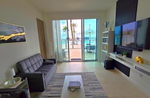 Edgewood Apartment | Luxury 2BR in Downtown Fort Myers Pool & Terrace