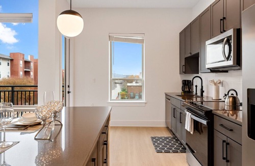 Five Points South Apartment | Luxury 2BR Steps from Railroad Park