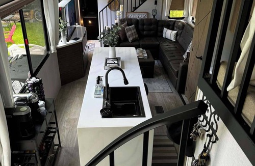 Union House | Luxury 3 Bedroom RV with full kitchen in Union - Wooded Campsite