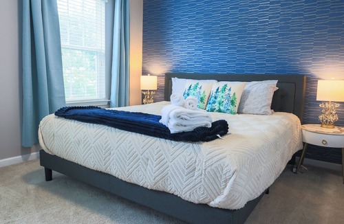 Wessex Square House | Luxury 3King 4FullSize GameRoom FencedYard Grill 5-SmartTV Safe&Quiet Area