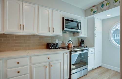 North Forest Beach House | Luxury 4 BR home Pool Pet Friendly Short Walk to Beach Bikes & Beach Gear