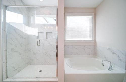 Pineville House | Luxury 4BR Escape - Premium Modern Comfort
