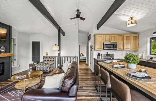Sevierville Ski Chalet | Luxury 4BR in Gated Resort | Hot Tub | Mountain Views | Community Pool | Arcade