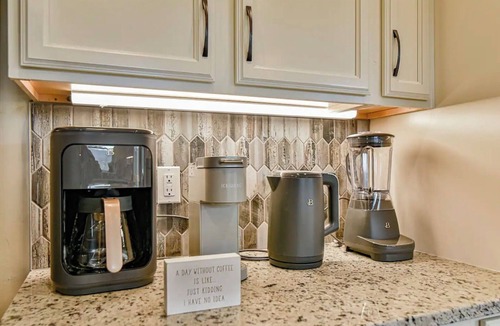 Black Mountain House | Luxury 5 bedroom, Mountain Views, Hot Tub, Game Room, Gourmet Kitchen, Hiking