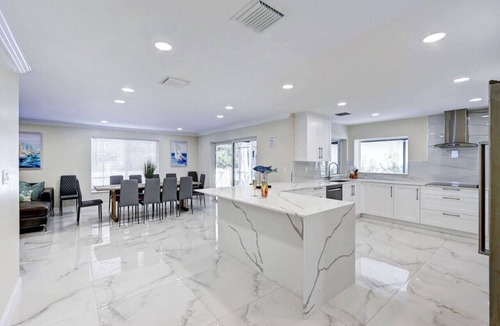 Hollywood Lakes Villa | Luxury 5BR/3BA Villa Walk to Hollywood Beach