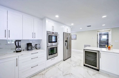 Hollywood Lakes Villa | Luxury 5BR/3BA Villa Walk to Hollywood Beach