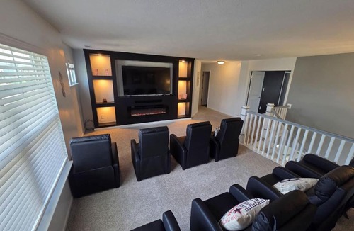 Acton House | Luxury 5BR Estate Backyard Jacuzzi Gazebo & Outdoor Kitchen