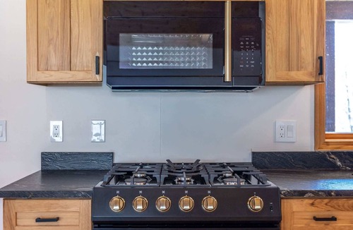 Acme House | Luxury 5BR Home w/Hot Tub Next to TC Horse Show!
