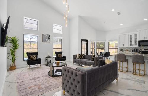 Lake Davenport Estates House | Luxury 5BR Villa Pool BBQ & Pets Welcome