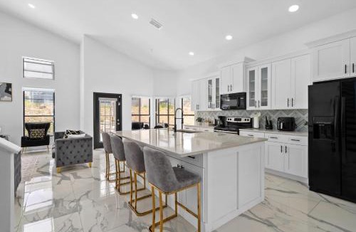 Lake Davenport Estates House | Luxury 5BR Villa Pool BBQ & Pets Welcome