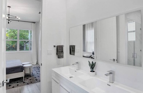Poinsettia Heights House | Luxury 7BD Oasis w/ Pool 3min to Las Olas & Beach