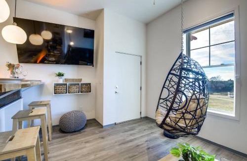 Jefferson City Apartment | Luxury Barndo 2AN Europe Style Farm Stay Chickens