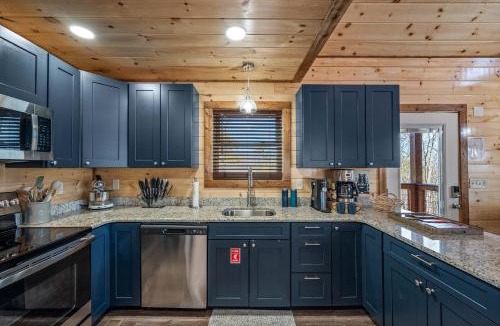 Sevierville House | Luxury Cabin with Hot Tub and Resort Access