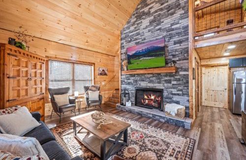 Sevierville House | Luxury Cabin with Hot Tub and Resort Access