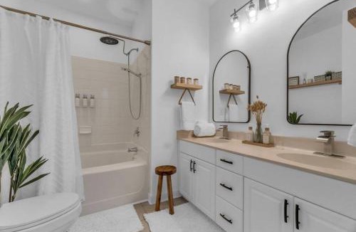 Third Ward Apartment | Luxury Coastal Farmhouse; Walk to Uptown, Home Gym