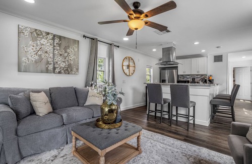 Pass Christian Cottage | Luxury Cottage Directly Across From the Beach Hot Tub Center of Downtown-Private