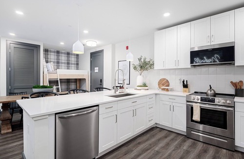 Rutledge Hill Condo | Luxury Downtown. Walk to Broadway. Sleeps 10. Rooftop & Gym.
